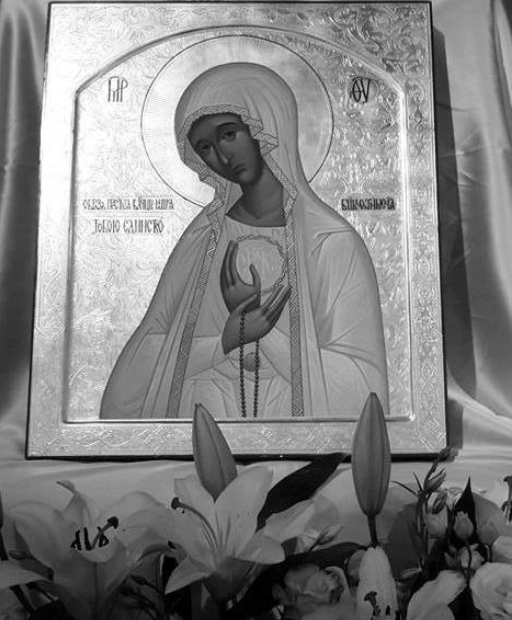Фатимская икона Божией Матери появилась в 2006 году, благодаря трудам католического священника и православного иконописца